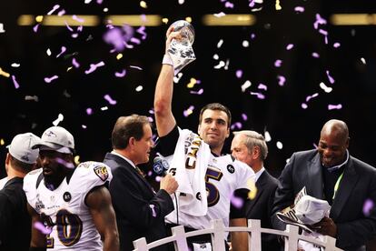 Joe Flacco recoge el trofeo de campeones de la Liga Nacional de Fútbol estadounidense.