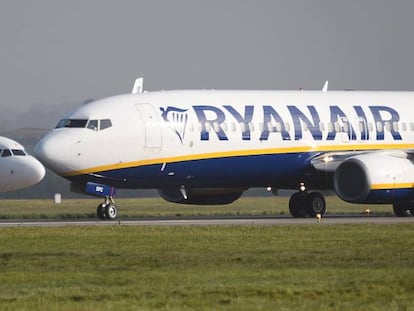 Ryanair dará 12.000 euros a los pilotos que trabajen en días libres