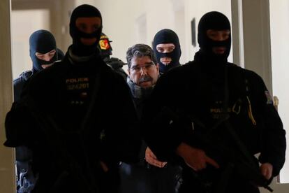 Uno de los líderes kurdos de Siria, Salih Muslim (centro) es escoltado por la policía checa antes de su comparecencia delante del tribunal este martes.