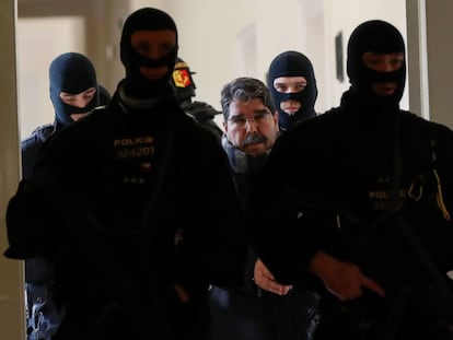 Uno de los líderes kurdos de Siria, Salih Muslim (centro) es escoltado por la policía checa antes de su comparecencia delante del tribunal este martes.