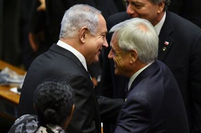O presidente do Chile, Sebastian Pinera (à direita), cumprimenta o primeiro ministro de Israel, Benjamin Netanyahu, na posse de Bolsonaro.