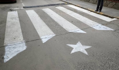 Un paso de cebra pintado como estelada en Arenys de Munt, al norte de Barcelona.