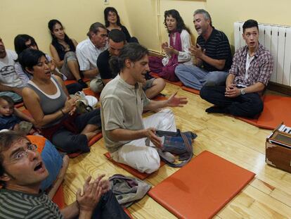 El monje Jaga Mohan, de blanco, con simpatizantes de la religión hare krishna en el centro Srila Pradhupada.