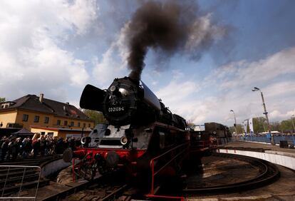 Una locomotora alemana es fotografiada antes del 24º desfile anual de locomotoras de vapor de Wolsztyn (Polonia).