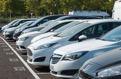 Una fila de coches en la compañía ALD, una empresa dedicada al renting.