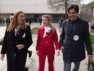 El candidato de IU-Sumar-Verdes Equo a la Presidencia de la Junta, Juan Gascón, la vicepresidenta segunda Yolanda Díaz, y la número dos por Valladolid, Marina Echebarría, este miércoles en Valladolid.