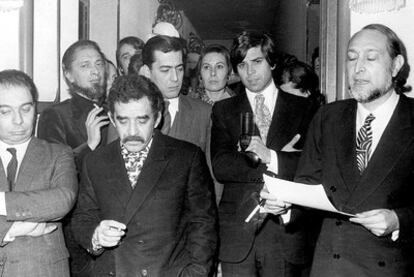 De izquierda a derecha: Juan García Hortelano, Carlos Barral, Gabriel García Márquez, Mario Vargas Llosa, Isabel Mirete, Salvador Clotas y José María Castellet, miembros del jurado del Premio Biblioteca Breve de Novela de 1970, declarado desierto.