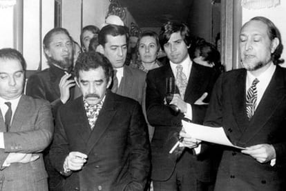 De izquierda a derecha: Juan García Hortelano, Carlos Barral, Gabriel García Márquez, Mario Vargas Llosa, Isabel Mirete, Salvador Clotas y José María Castellet, miembros del jurado del Premio Biblioteca Breve de Novela de 1970, declarado desierto.