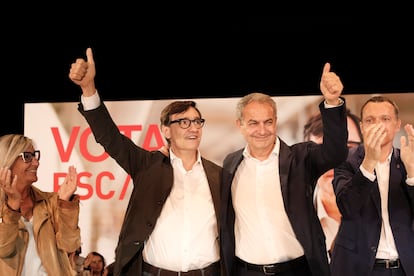 El expresidente del Gobierno José Luis Rodríguez Zapatero apoya al candidato del PSC a las elecciones catalanas, Salvador Illa, durante un acto de campaña electoral este viernes en Lleida.