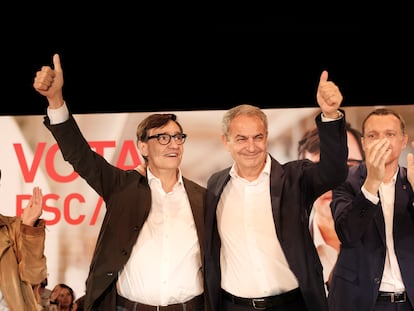 El expresidente del Gobierno José Luis Rodríguez Zapatero apoya al candidato del PSC a las elecciones catalanas, Salvador Illa, durante un acto de campaña electoral este viernes en Lleida.