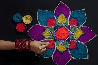 Rangoli, adorno ritual que se realiza durante los grandes festivales hinduistas.