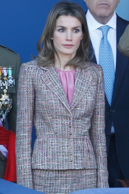 Despus de la polmica que suscitaron sus pantalones hace justo un a?o, Letizia Ortiz ha decidido vestirse hoy sin arriesgar, y para ello ha elegido una chaqueta de tweed muy similar a la que llev en 2004 y ha rescatado los tonos rosas en el traje y la camisa. Repasamos los 8 looks con los que la Princesa de Asturias ha celebrado la fiesta de la Hispanidad desde que entr en la Casa Real.