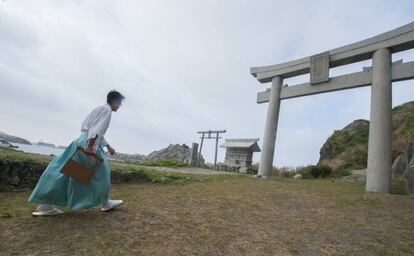 El sacerdote sintoísta acude a realizar un ritual de purificación en un santuario de Okinoshima.