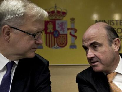 El vicepresidente económico de la Comisión Europea, Olli Rehn, y el ministro de Economía, Luis de Guindos.
