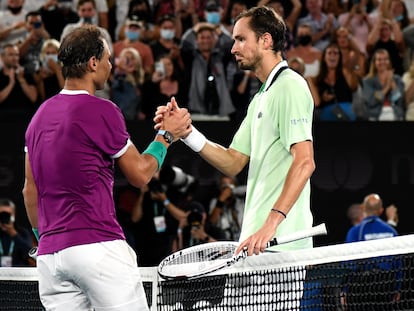 Medvedev y Nadal se estrechan la mano después de la final del Open de Australia.