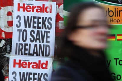 "Tres semanas para salvar Irlanda", dice el cartel de un periódico en una calle de Dublín.