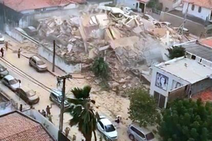 Imagem dos escombros deixados pelo desabamento do edifício residencial que desabou na zona central de Fortaleza nesta terça-feira. 