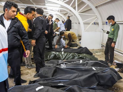 Cuerpos de las víctimas, tras explosión de dos artefactos durante el cuarto aniversario de la muerte de Qasem Soleimani, este miércoles en Kermán (Irán).