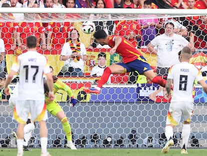 Mikel Merino remata de cabeza en el gol que dio la victoria a España ante Alemania en la prórroga.