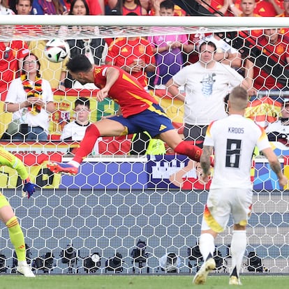 Mikel Merino remata de cabeza en el gol que dio la victoria a España ante Alemania en la prórroga.