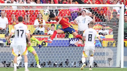 Mikel Merino remata de cabeza en el gol que dio la victoria a España ante Alemania en la prórroga.