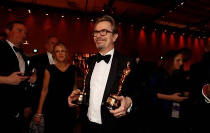 Gary Oldman, con su Oscar y el de Frances McDormand, en el Baile de los Gobernadores.