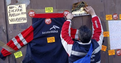 Un trabajador de Arcelormittal protesta en la Asamblea por el cierre.