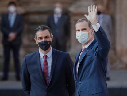 El presidente del Gobierno, Pedro Sánchez y el Rey Felipe VI a su llegada al monasterio de Yuso.