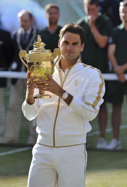 Federer levanta el título de nuevo en 2009 tras superar a Roddick (5-7, 7-6, 7-6, 3-6, 16-14).