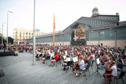 300 violonchelistas dan comienzo a los actos de la Diada en el centro cultural del Born de Barcelona.