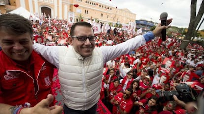 Manuel Baldizón en su cierre de campaña el 4 de septiembre de 2015, en el municipio de Villa Nueva (Guatemala).