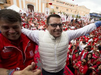 Manuel Baldizón en su cierre de campaña el 4 de septiembre de 2015, en el municipio de Villa Nueva (Guatemala).