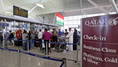 Pasajeros hacen cola en el aeropuerto de Erbil, este jueves.