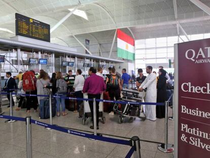 Pasajeros hacen cola en el aeropuerto de Erbil, este jueves.