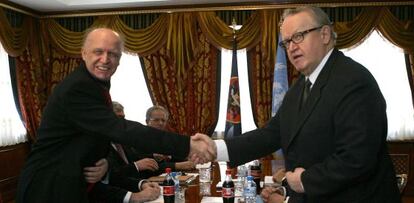 El l&iacute;der alban&eacute;s Ibrahim Rugova y Martti Ahtisaari, en 2005, el d&iacute;a en que comenzaron las negociaciones sobre el futuro de Kosovo.