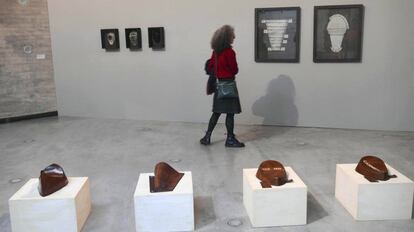 Una visitante mira una de las obras de 'Círculo íntimo: el mundo de Pepe Espaliú'.