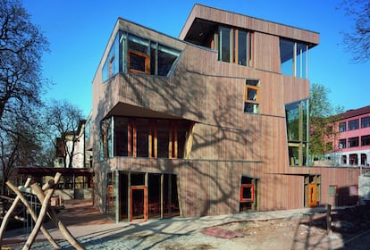 Cafetería y centro de educación infantil Waldorf School, proyectado por el estudio Aldinger Architekten en Stuttgart (Alemania). El generoso acristalamiento crea visiones amplias desde el interior y desde el exterior. La madera de alerce recorre la fachada y refuerza la impresión escultórica. El edificio ha sido contruido con medidas energéticas en su geometría, en la ventilación controlada y con una fachada aislante. Estas medidas suponen un potencial ahorro en todo el complejo de un 30%.