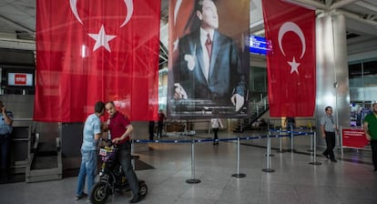 Terminal internacional del aeropuerto Atat&uuml;rk de Estambul tras el atentado 