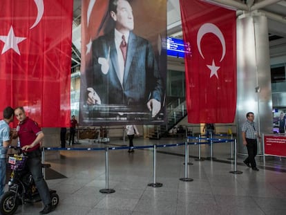 Terminal internacional del aeropuerto Atat&uuml;rk de Estambul tras el atentado 