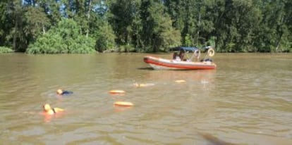 Buzos de la Prefectura Naval Argentina buscan al hijo de Federico Storani en el delta del rio Paraná