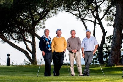 José María Cañizares, Antonio Garrido, Manuel Piñero y Pepín Rivero posan con sus palos en mayo en el campo de Sant Vicenç de Montalt, en Barcelona.