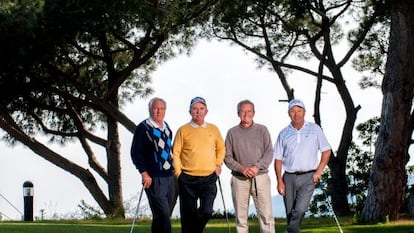 José María Cañizares, Antonio Garrido, Manuel Piñero y Pepín Rivero posan con sus palos en mayo en el campo de Sant Vicenç de Montalt, en Barcelona.