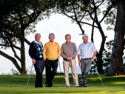 José María Cañizares, Antonio Garrido, Manuel Piñero y Pepín Rivero posan con sus palos en mayo en el campo de Sant Vicenç de Montalt, en Barcelona.