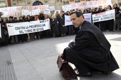 Concentración de abogados del turno de oficio ante la sede del Gobierno regional, en la Puerta del Sol, el pasado mes de febrero.