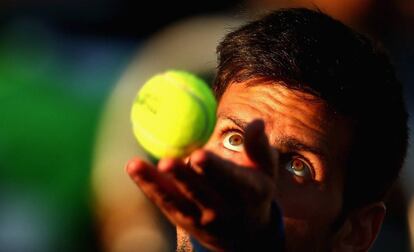 Djokovic sirve durante el partido contra Paire en Miami.