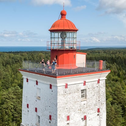 Faro de Kopu en la isla de Hiiumaa island Estonia