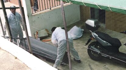 Agentes judiciales introducen en el f&eacute;retro los restos del hombre descuartizado en Villanueva del R&iacute;o (Sevilla).