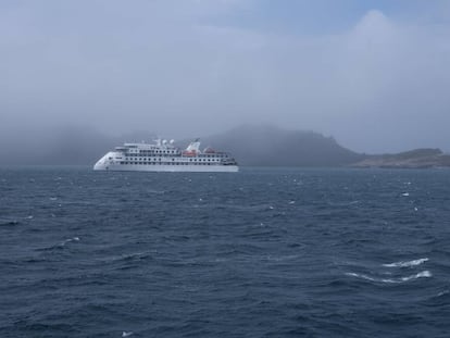 Un crucero frente a Punta Hannah, una de las islas de la Antártida.