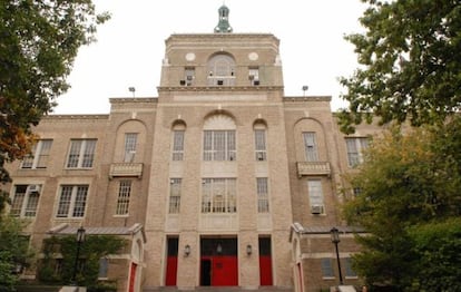 Fachada de la DeWitt Clinton High School, en Nueva York.