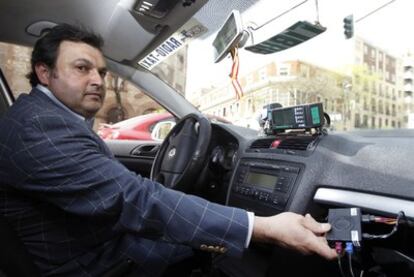 Enrique Sudaire, con el GPS que su empresa instala en los taxis para controlar su actividad.